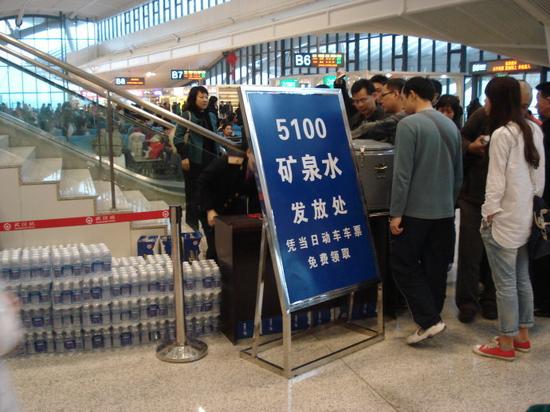 春运高铁免费水调查:一半旅客没喝到 厂商6年