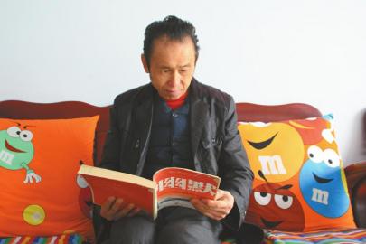 李英不在的时候,王本余也就懒得出门,他有时会在家里看书。