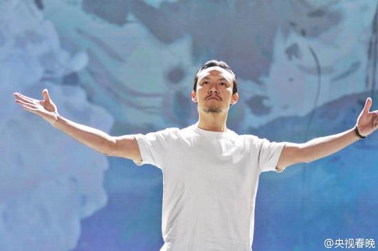 吴京春晚高空踩梅花桩惊险