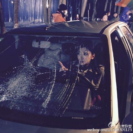 贾静雯拍车祸戏