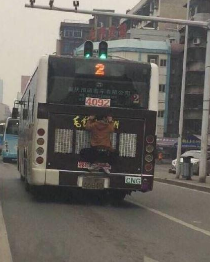 男子如壁虎般扒公交车尾一路前行 疑为蹭车(图
