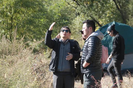 《星语心愿之再爱》导演邓科和摄影指导李埈奎在看景