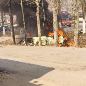 沧州轿车翻进沟起火 昏迷司机刚被救出汽车爆