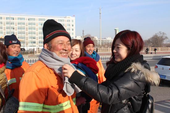 南开环卫局志愿者慰问一线工人 送去温暖围巾
