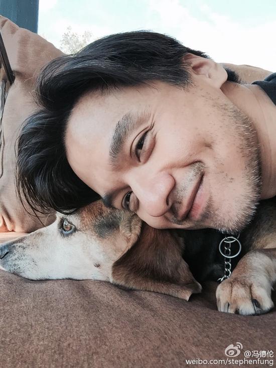 冯德伦浅笑迷人