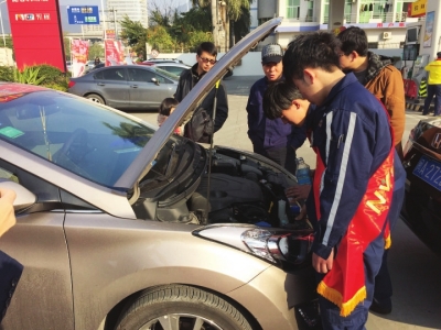 工作人员为爱心车检测油、气状况