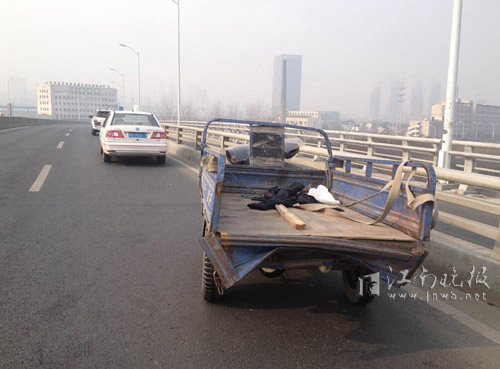 被追尾的送货三轮车