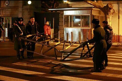 漳州牌照车冲撞美国驻上海总领馆大门 武警受