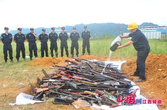图为全国公安机关集中销毁枪爆活动江西九江(修水)现场