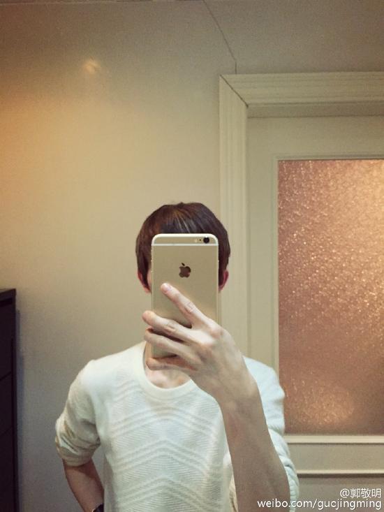 郭敬明买大手机自拍