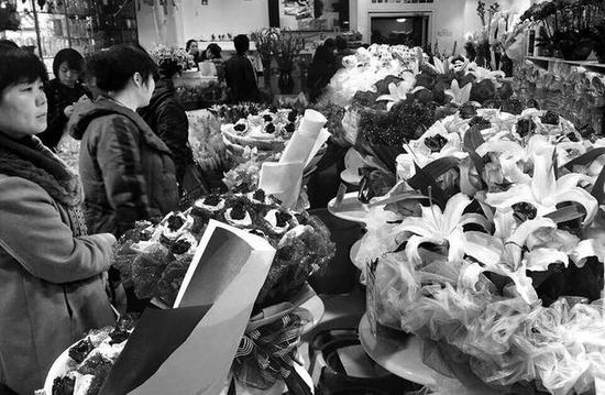 各种玫瑰抢占情人节市场本报记者马昭摄