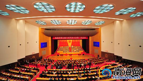 历时4天半的海南省五届人大三次会议圆满完成各项议程，于2月13日上午在省人大会堂闭幕。
