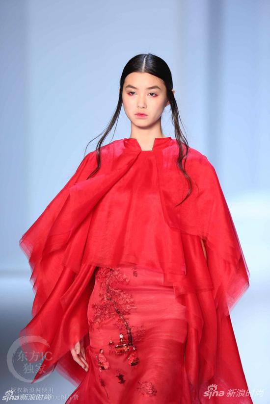 Lan Yu 2015春夏高级定制“蝶舞迷香”系列将《听琴图》精致地秀在了服装上