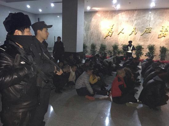 蓝鲨机动队闪电出击 捣毁深山赌博窝点