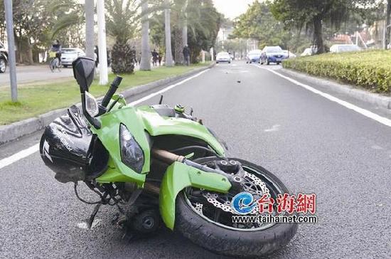 厦环岛路两男子开摩托飙车撞上路沿 