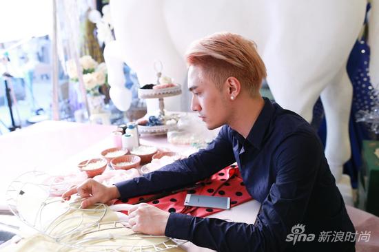 亚裔新锐设计师进行创作