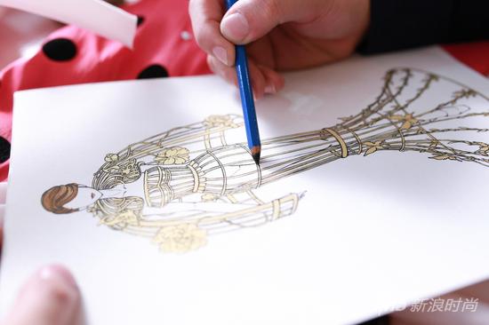 亚裔新锐设计师进行创作