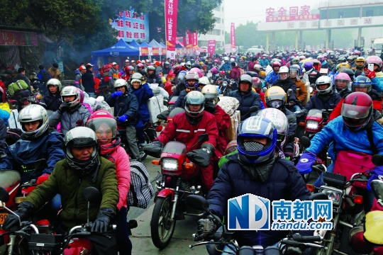 2月12日,肇庆封开长岗收费站休息点,休息完毕的摩托车返乡大军准备启程。南都记者 高贵彬 摄