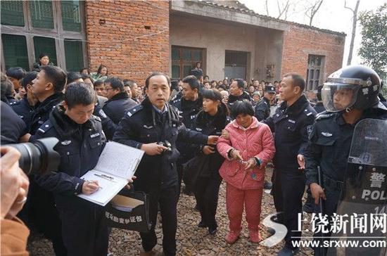叶某指认现场