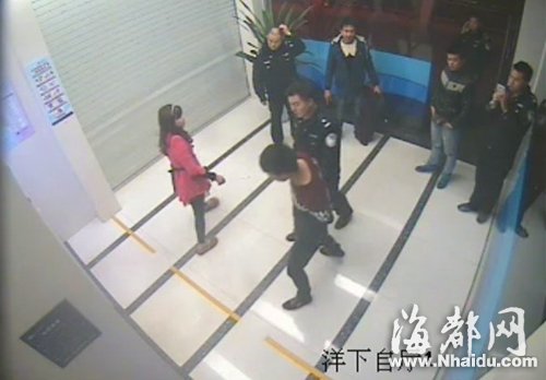 劫匪被赶到的民警控制