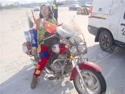 温州一辆摩托车闯高速被拦 掏出地球通行证