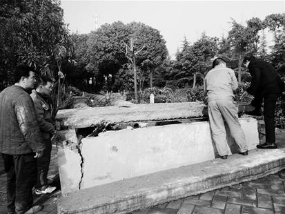 武汉经开区一暖气管道爆炸 万家湖路交通管制