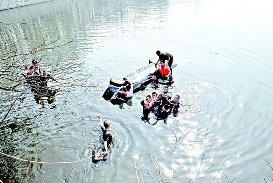 黄石市城区青山湖轿车倒车时失控坠入湖中 一家三口遇难