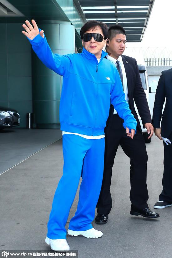 <em>组图</em>:房祖名出狱 成龙心情大好亲民挥手|成龙|房