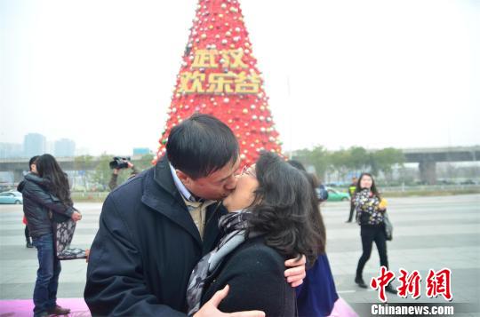 55岁的王树深和55岁的李惠玲圣诞树下热吻