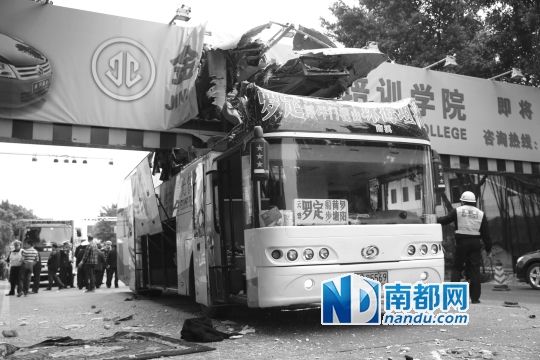 出事的大巴车头几乎被“削”去1/3。车头损毁严重。
