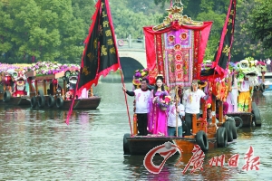 昨日，花船载着花仙子和吉祥物在荔湾湖内巡游。广州日报记者骆昌威摄