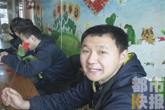 智障人士制千朵玫瑰 小学生街头助义卖(组图)