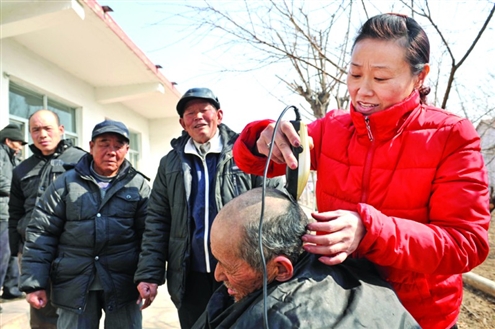 濟(jì)寧義工堅(jiān)持70多名老人義務(wù)理發(fā)。