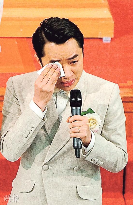 终于抱得美人归,王祖蓝激动得在婚礼上爆哭,比李亚男哭得还厉害。