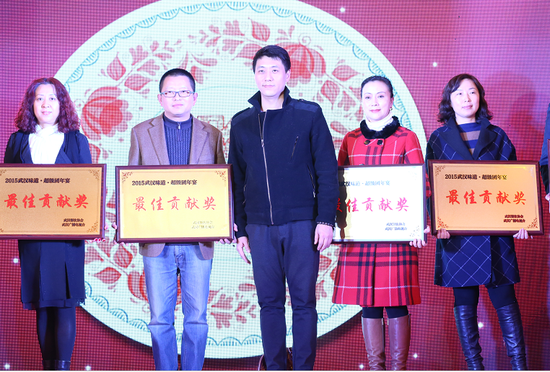 武汉广播电视台科技生活频道副总监沈勇为获奖餐饮企业颁奖
