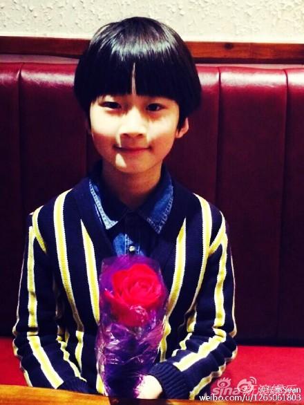 天天拿玫瑰花变身小情人