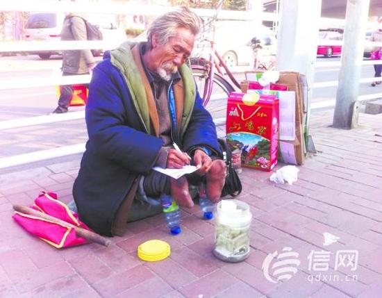高位截瘫乞讨老人捡到钱包 为找失主坐20站公
