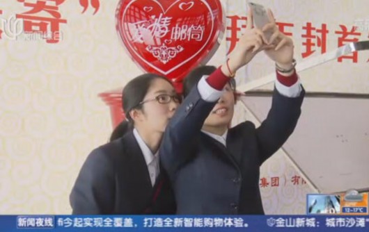 “爱情邮筒”落户金茂88层观光厅