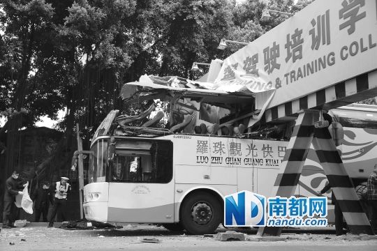 车头损毁严重。