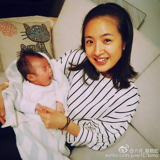 林依晨抱婴儿露母爱微笑 隔空与老公撒娇