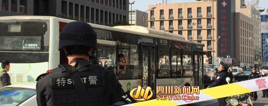 成都男子持菜刀冲上公交车 被特警强攻制服