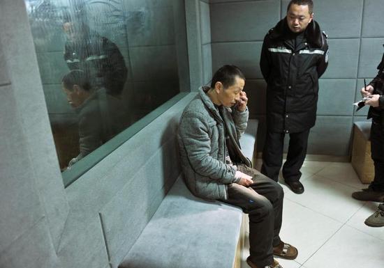 成都宿醉的哥开斗气车涉嫌酒驾 被拘15日在看