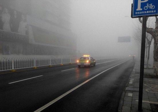 湖北多地大雾 图片来自微博