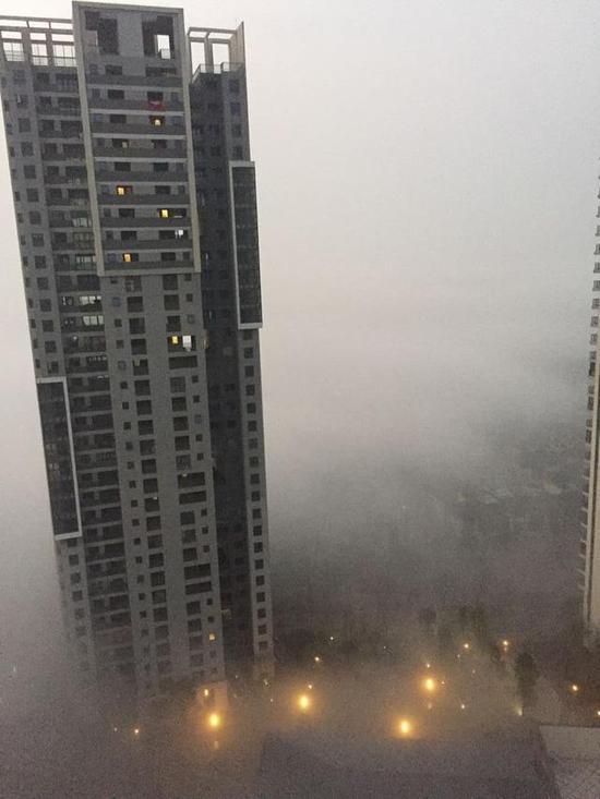 图为：武汉大雾