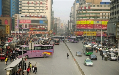 郑州火车站东广场,福寿街与大同路交叉口将设一座环形人行天桥。
