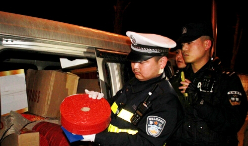 夫妻走亲戚贪便宜 购买一车烟花爆竹被处罚