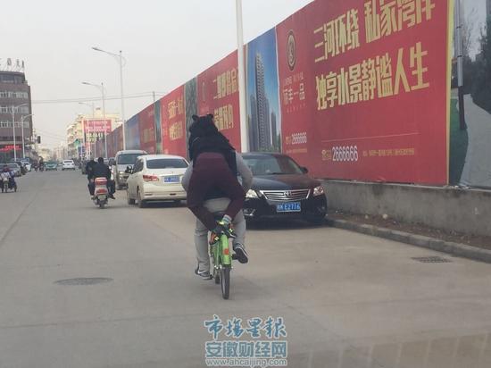 阜阳两青年虐待公共自行车 引发市民关注(图