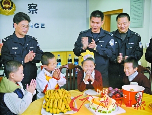 民警们为强仔举行生日派对。