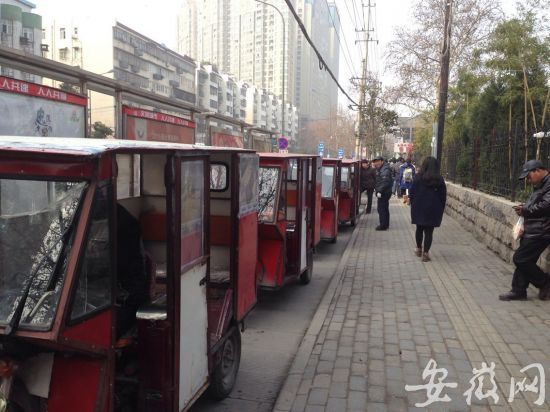 合肥汽车站周边三轮拉客猖獗 搭有简易棚无牌
