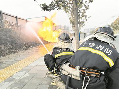 十堰燃气管道破裂起火 消防官兵成功扑救